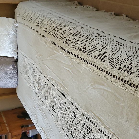 Linen and crochet vintage twin/double ecru coverlet. - Picture 4 of 6